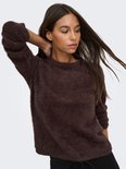 Model met hand in het haar, draagt een donkerbruine, harige trui met ronde hals.
