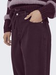 Paarse jeans met hoge taille en strikceintuur, gecombineerd met een paars-gestreepte gebreide trui.