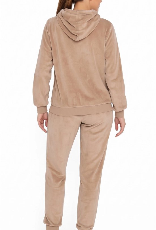 Taupe Apollo velours huispak, achterkant van een model met capuchon en broek met elastische boorden.