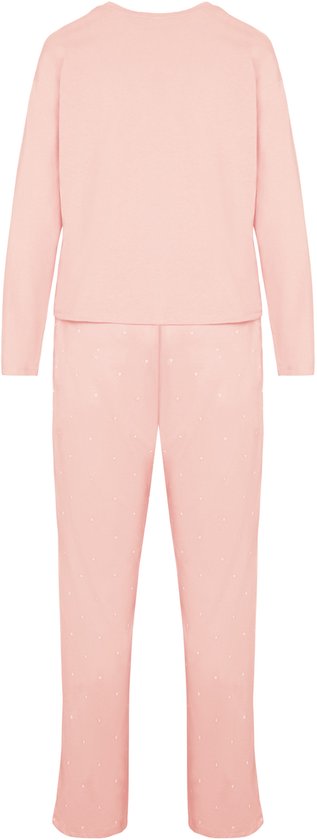 Een zachtroze pyjamaset bestaande uit een longsleeve top en een pyjamabroek met een all-over print van witte hartjes.