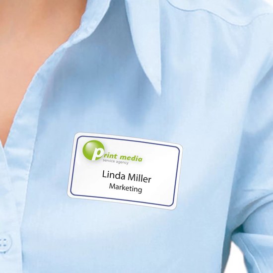 Naambadge 'Linda Miller Marketing' met 'print media' logo op een blauw overhemd.