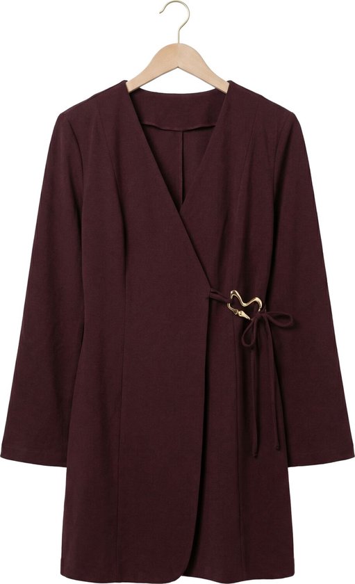 Robe portefeuille bordeaux à manches longues avec boucle dorée en forme de cœur.