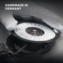 Witte handschoen toont de gedetailleerde STELLAR.45 driver van een beyerdynamic headset, handgemaakt in Duitsland.