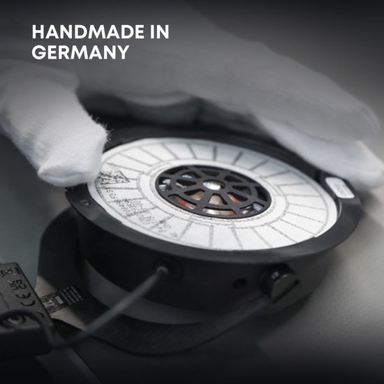 Witte handschoen toont de gedetailleerde STELLAR.45 driver van een beyerdynamic headset, handgemaakt in Duitsland.