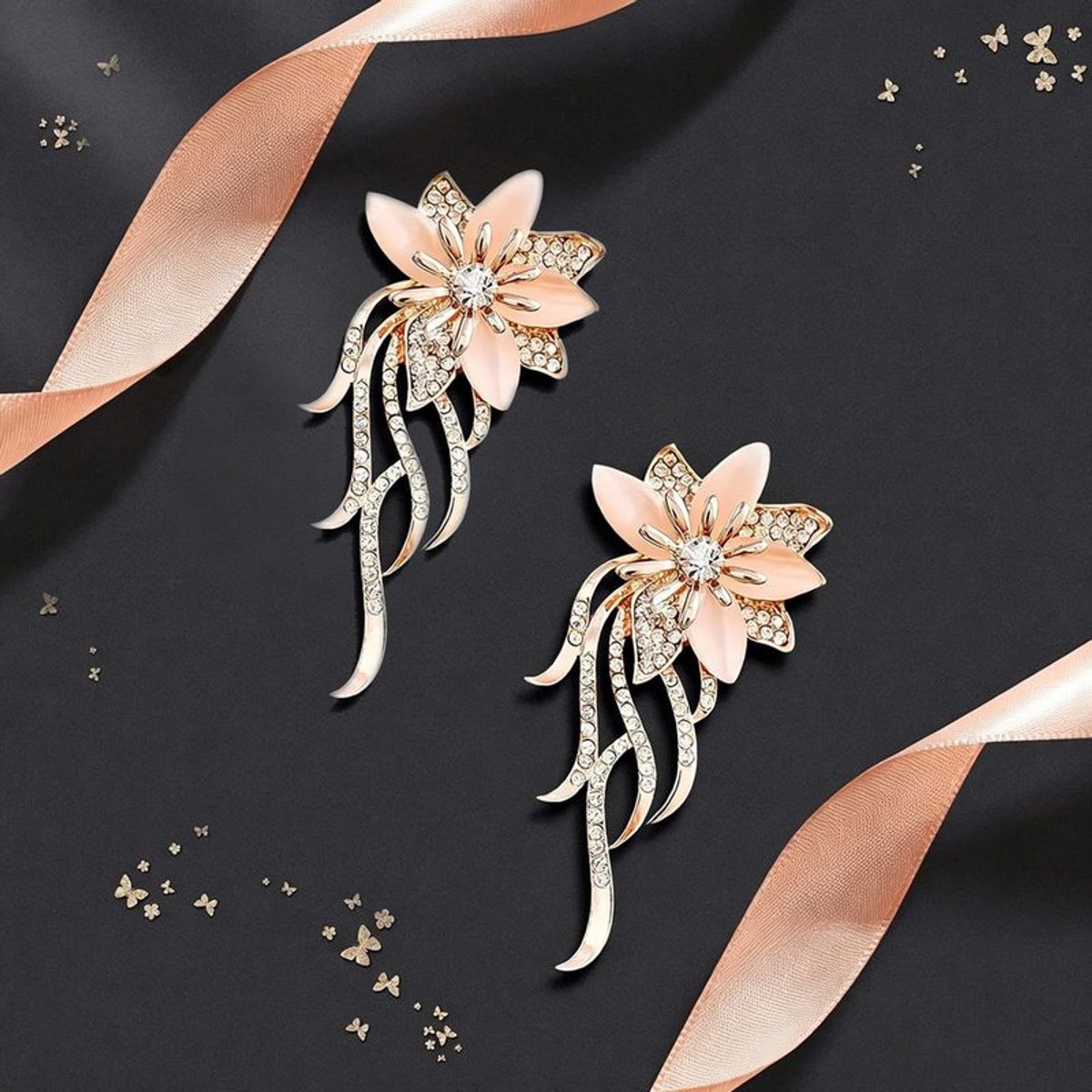 Twee broches met strasssteentjes, Geschikt voorzien van bloemvormige metalen motieven, elegant en uniek.