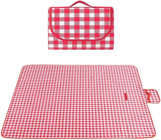 Couverture de pique-nique pliée à carreaux rouges et blancs. Couverture dépliée à carreaux rouges et blancs.