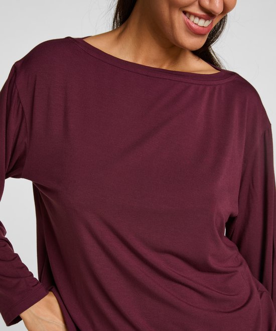 Dames, een donkerrode, lange mouwen pyjamatop met boothals.