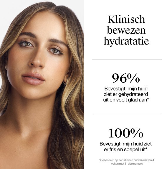 Close-up van een vrouw met blonde haren, met een glanzende huid, naast tekst over hydratatie.