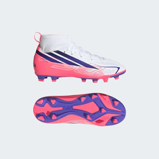 Witte voetbalschoenen en bijpassende roze/paarse buitenzool.