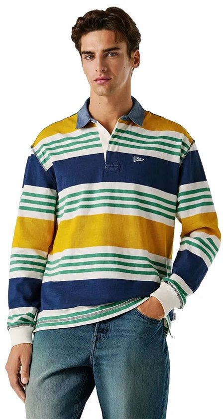 Model in gestreept poloshirt met kraag en blauwe jeans.