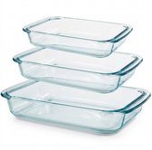 Drie transparante glazen ovenschalen van verschillende groottes, op elkaar gestapeld.
