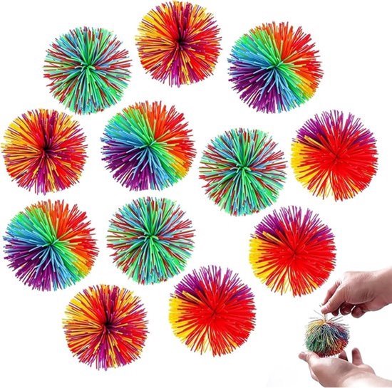 Dix balles anti-stress colorées et duveteuses aux couleurs arc-en-ciel. Deux mains tiennent une balle.