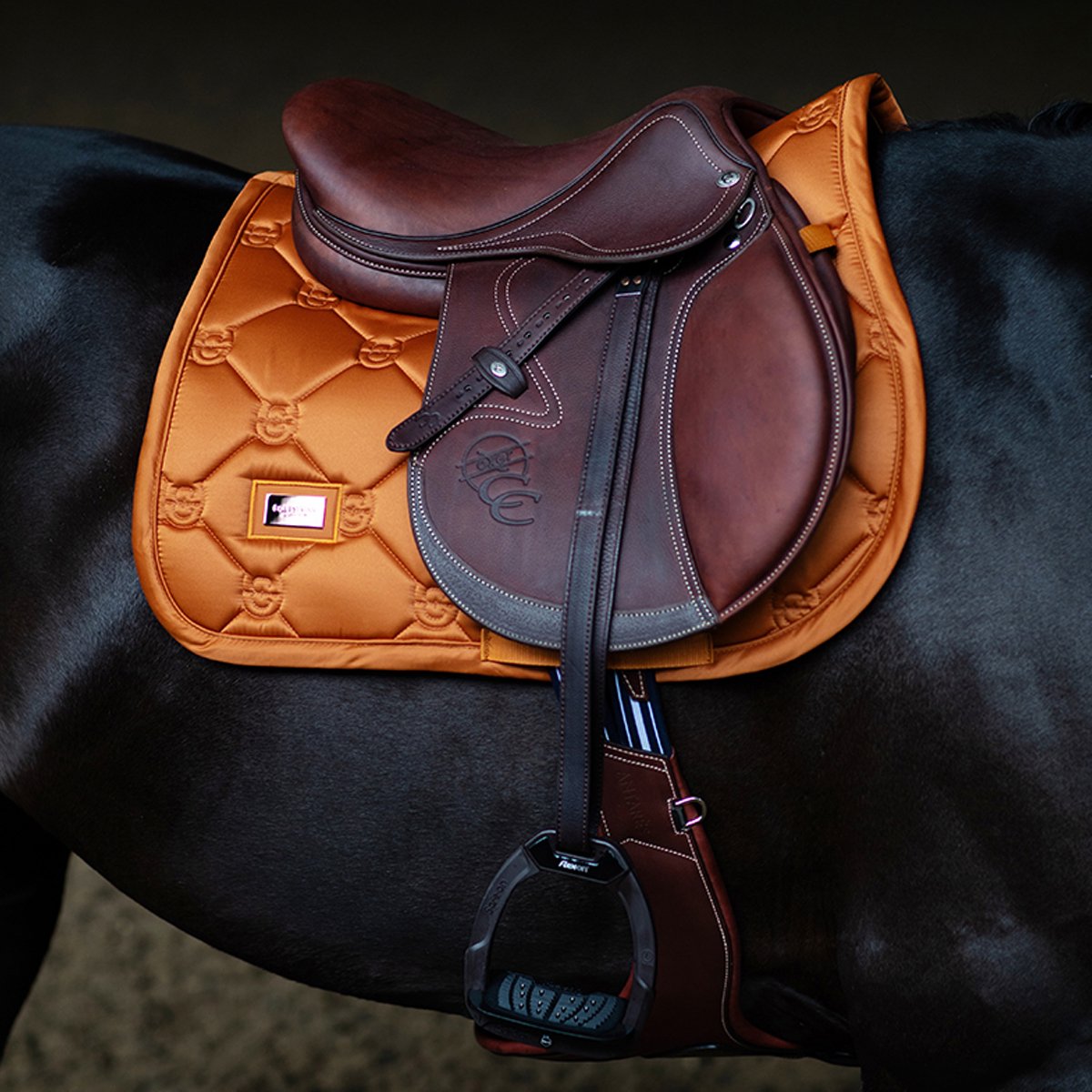 Equestrian Stockholm Zadeldek Equestrian Stockholm Satin Chestnut Springen Donkeroranje