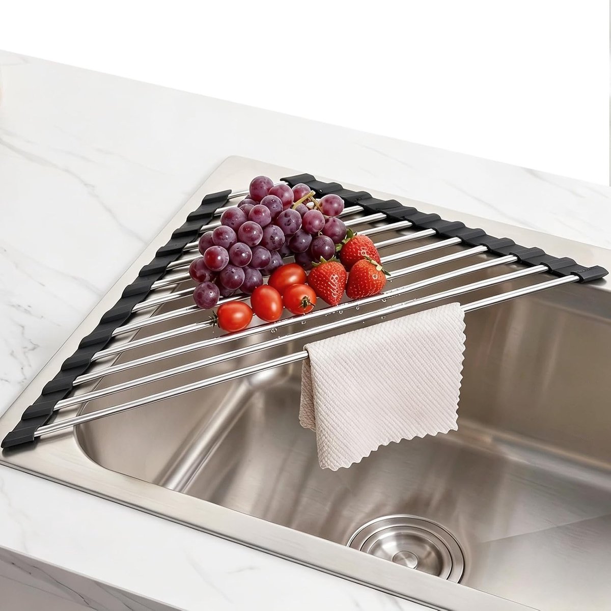 Ruimtebesparend driehoekig oprolbaar afdruiprek voor gootsteenhoek – multifunctionele keukenorganizer met siliconen laag en roestvrijstalen frame, ideaal voor afwassen en drogen van servies