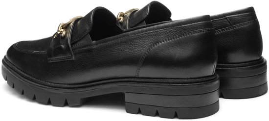 Zwarte leren Ara loafer met goudkleurige schakeldetail en dikke zool, van achteren gezien.