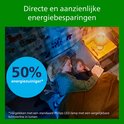 Vrouw en kind slapen onder de dekens, met een nachtlampje op het nachtkastje.