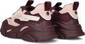 Burgondische sneakers met roze accenten en een dikke zool. "STEVE MADDEN" logo op de zijkant.