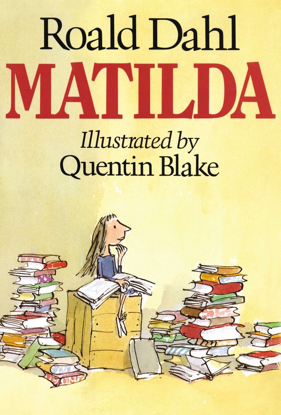 Boek kaft van Roald Dahl's Matilda, geïllustreerd door Quentin Blake. Een meisje zit op een kist omringd door stapels boeken.