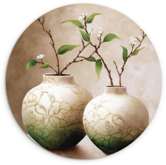Twee ronde witte vazen met gouden decoratie en groene accenten, gevuld met takken en bloesems.