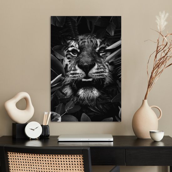 Affiche Tigre entre les plantes - noir et blanc - 60x90 cm