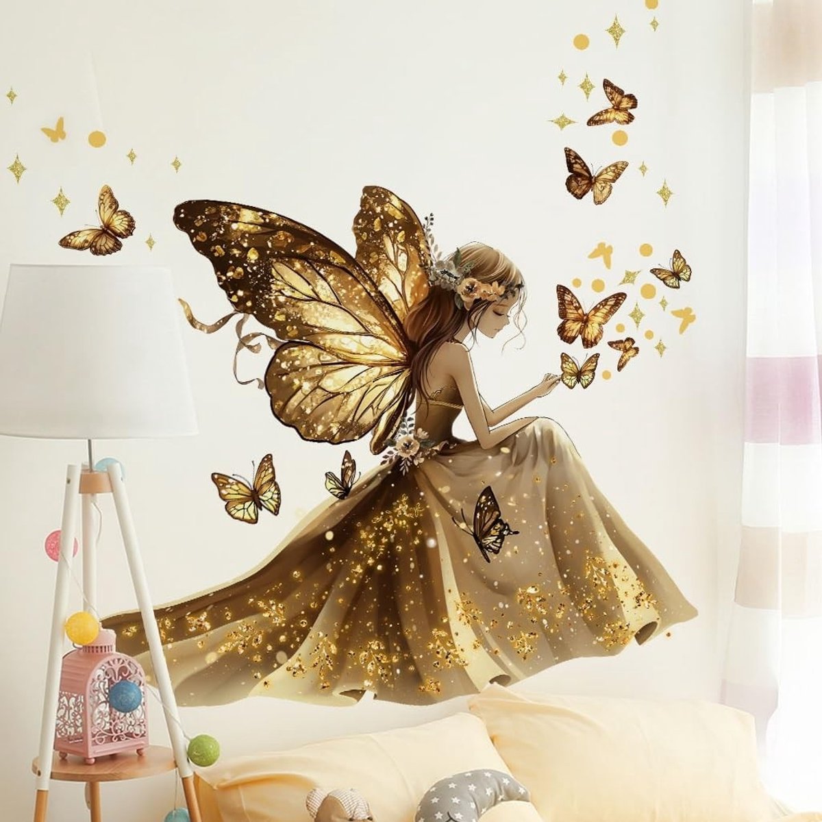 Dailygoods- Muurtattoo tienerkamer meisjes - Wanddecoratie goud - Muursticker fee - Vlinders - Sprookjesachtige sfeer - Extra groot 110 x 112 cm