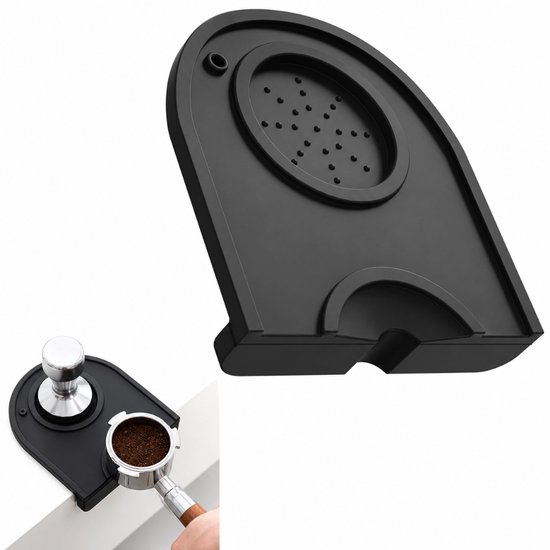 Zwarte tampmat met uitsparing voor koffiezetapparaat en rond gedeelte voor de tamper. Een tweede afbeelding toont de tampmat in gebruik.