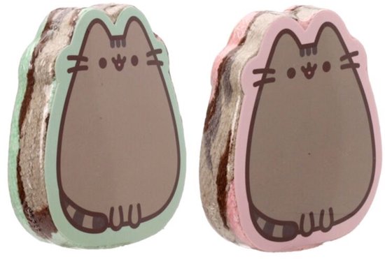 Twee opgerolde handdoeken, één mintgroen en één roze, in de vorm van Pusheen de kat.