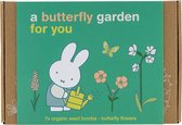 Een groene doos met illustraties van een konijn, bloemen en een vlinder, met de tekst 'a butterfly garden for you'.