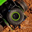 Groene offroad RC auto met reservewiel en extra velgen achter.