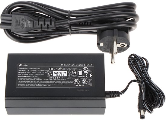 Zwarte TP-Link stroomadapter met kabel en Europese stekker. Label met input/output specificaties en veiligheidslogo's.