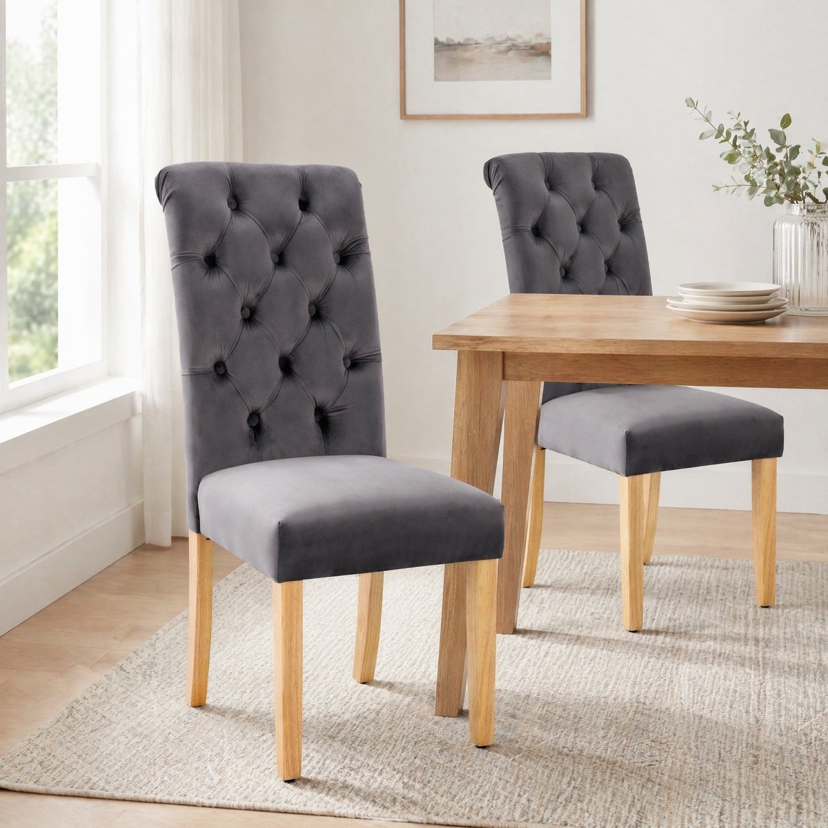 MEUNIQ Grijze fluwelen eetkamerstoel, set van 2, met houten eiken poten, knoopdetails, zachte zitting en moderne uitstraling voor eetkamer en woonkamer