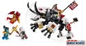 Een witte, grijze en rode Lego Ninjago draak met hoorns, en drie Ninjago-figuren met wapens.
