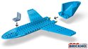 Een bouwer monteeert de vleugels van een wit en blauw LEGO City vliegtuig. De vleugels zijn blauw met witte noppen.