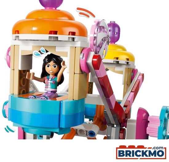 Een LEGO Friends minipop in een kleurrijk gondeltje van het Candy & Cupcake Reuzenrad.