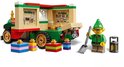 LEGO Santa's Delivery Truck, werkplaatsinterieur met elf, hark, lantaarn en cadeautjes.