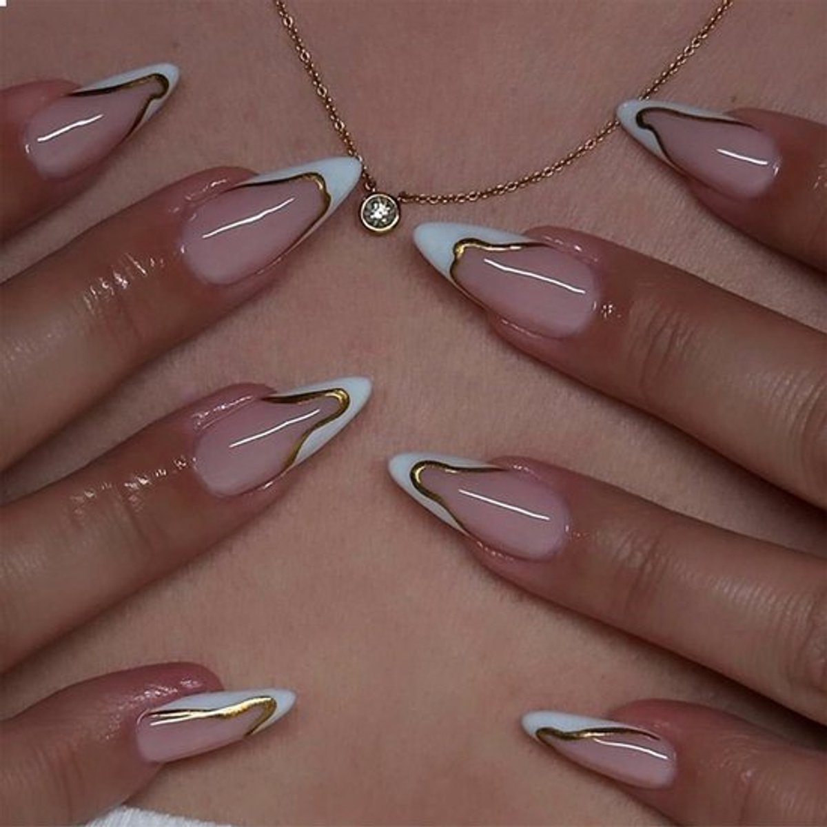 Kunstnagels Medium Amandel - 24 Stuks - Glanzend - Goudkleurig - Franse Tip - Zelfklevend - Stiletto Design - Druknagels