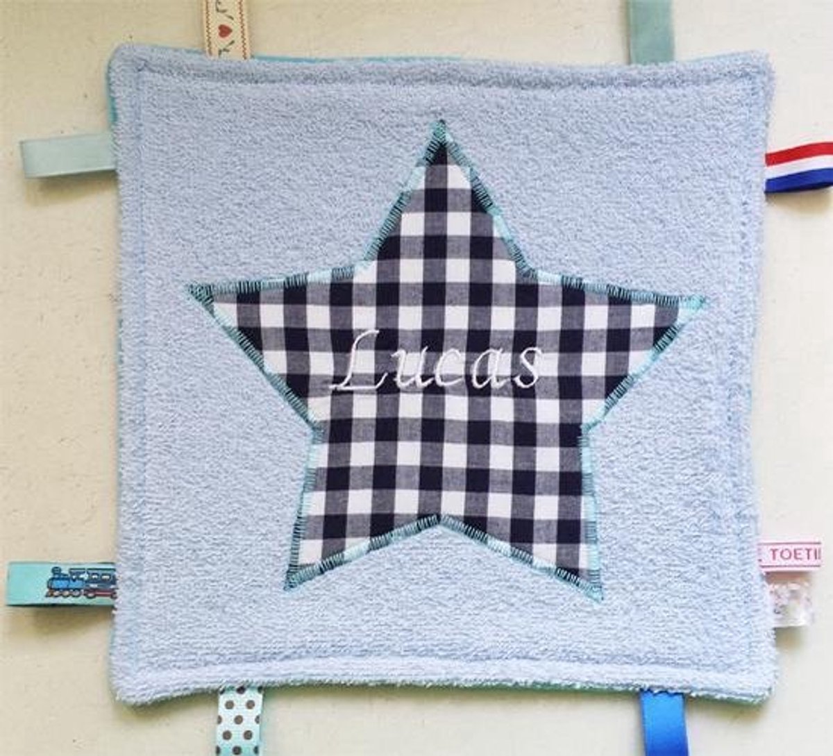 Toetie & Zo Handgemaakt Tutteldoekje Ster Blauw met Naam geborduurd, labeldoekje, knuffeldoekje, gepersonaliseerd