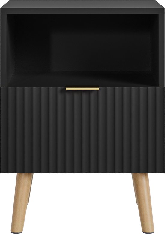 Zwart nachtkastje met ribbel ladefront en gouden handvat, staand op houten pootjes. Open bovenste vak.