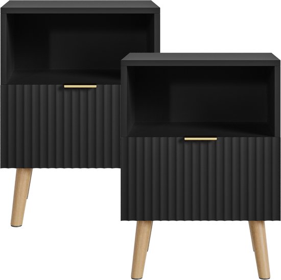 Twee zwarte nachtkastjes, elk met een geribbelde lade met gouden handvat, op houten pootjes.