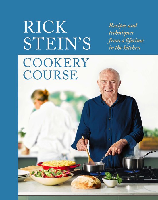 Rick Stein's Cookery Course. Rick Stein, in een blauw shirt, kookt op een fornuis. Een brood en salade staan op de voorgrond.