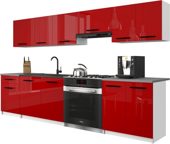 Luxe rode hoogglans keukenkasten met zwarte handgrepen, aanrechtblad en Miele oven.