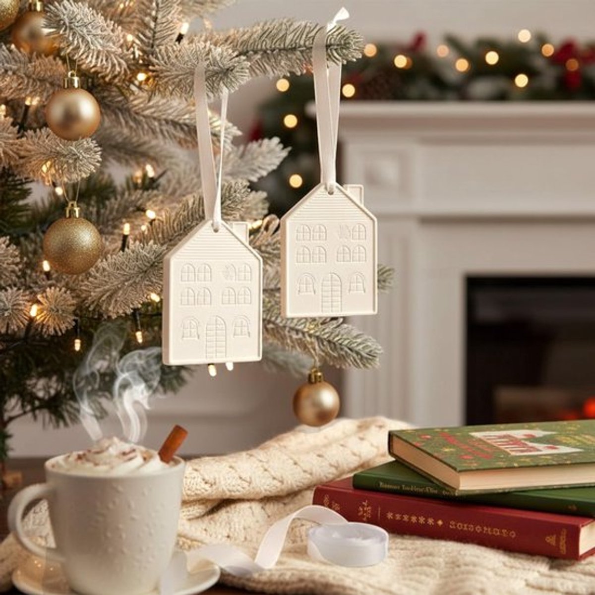 Kersthangers Set van 2 - Witte Steengoed Decoratie - Winterhuis - Minimalistisch - Raamdecoratie - Scandinavisch Design - Kerstdecoratie