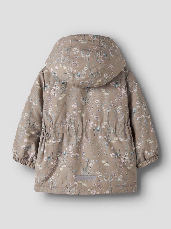 Bruine meisjesjas van Name It met beige bloemenprint, capuchon en koord in de taille