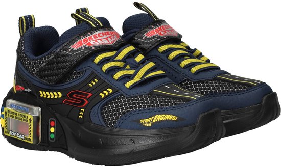 Zwarte Skechers veterschoenen met gele en blauwe accenten, raceauto-details en een stoplicht-element.