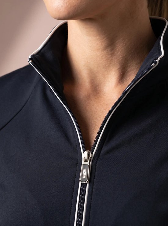 Close-up van de kraag van het donkerblauwe sportvest met witte bies en rits.