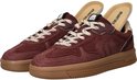 Een paar bordeauxrode Marutil sneakers met beige veters en bruine zool, met de binnenzolen omhoog.
