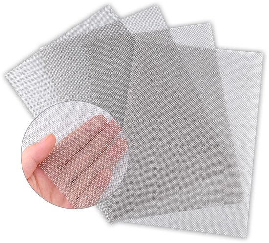 Vier vellen fijnmazig grijs roestvrij gaas, met een close-up van een hand die het materiaal vasthoudt.