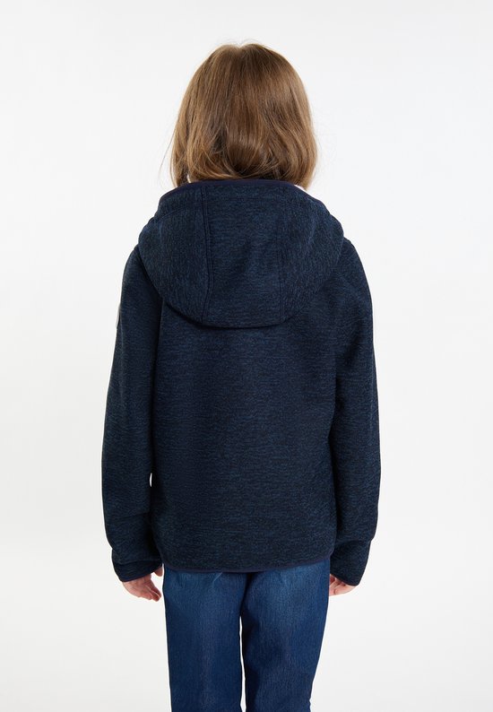 Achteraanzicht van een kind in een donkerblauw gebreid fleece jack met capuchon.