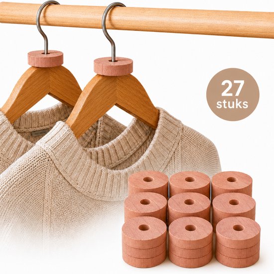 Twee truien aan houten kledinghangers met cederhouten ringen, met tekst '27 stuks'.