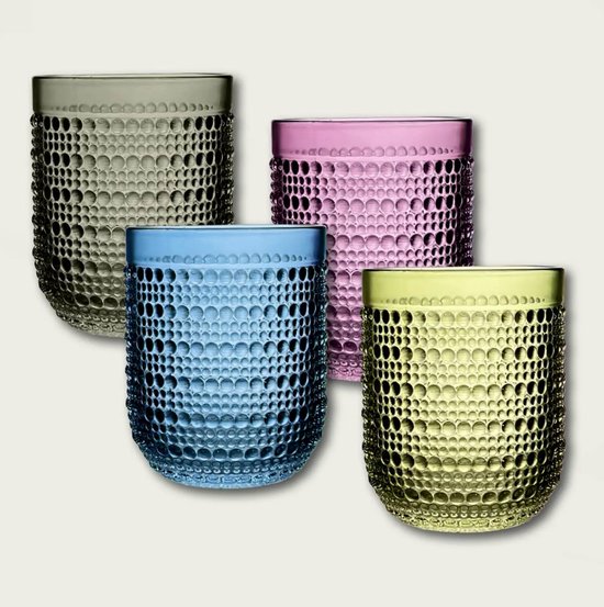 Vier glazen in verschillende kleuren: groen, paars, blauw en geel, met een bobbelig reliëfpatroon.